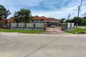 RUMAH BANGLO UNIT CORNER, TAMAN BINARAYA, P.TUMBOH