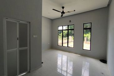 Rumah Banglo Tanah Besar Pasir Tumboh, Kota Bharu