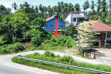Tanah Lot Banglo Kampung Che Latif tepi Jalan Kuala Besar, Kota Bharu