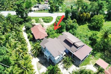 Tanah Lot Banglo Kampung Che Latif tepi Jalan Kuala Besar, Kota Bharu