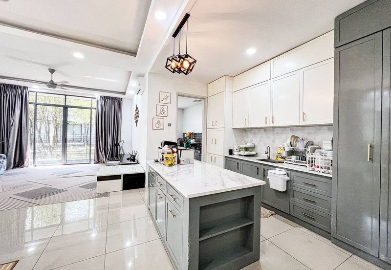 Summerglades, Perdana Lakeview West