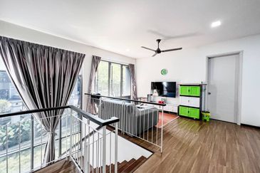 Summerglades, Perdana Lakeview West