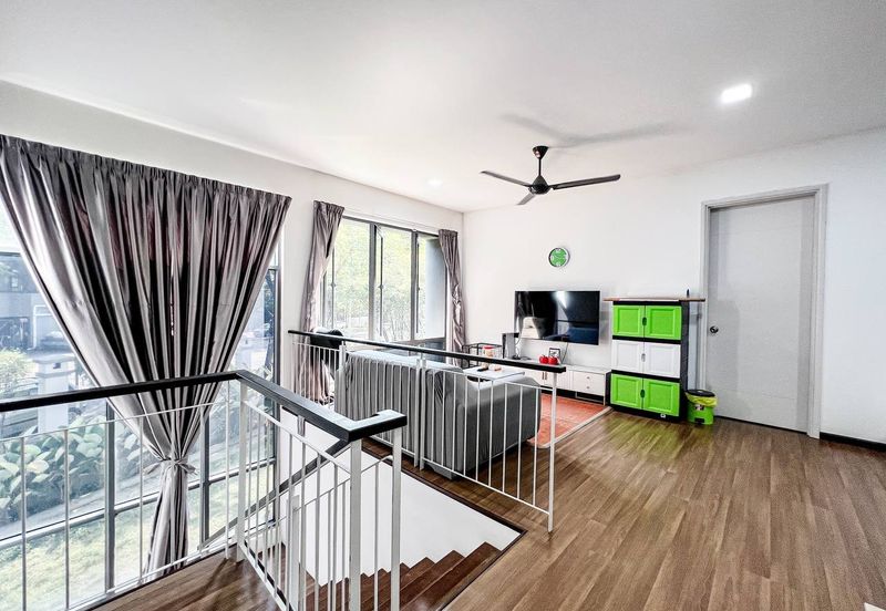 Summerglades, Perdana Lakeview West