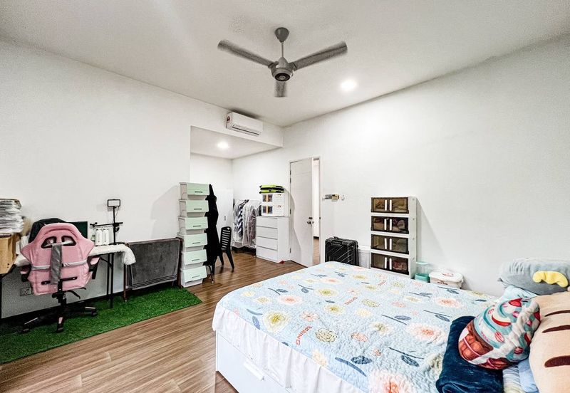 Summerglades, Perdana Lakeview West