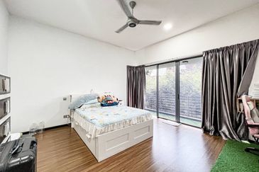 Summerglades, Perdana Lakeview West