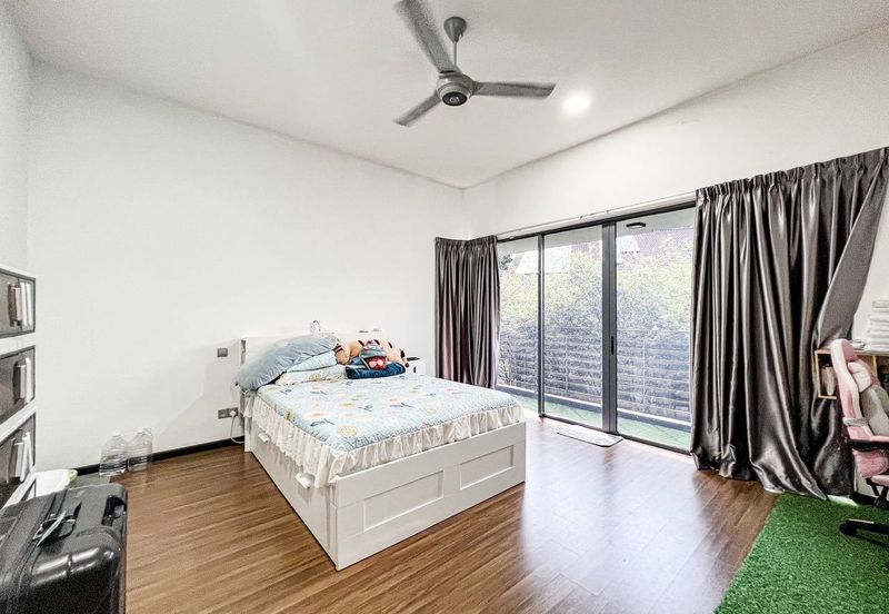 Summerglades, Perdana Lakeview West