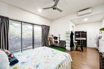 Summerglades, Perdana Lakeview West