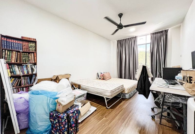 Summerglades, Perdana Lakeview West