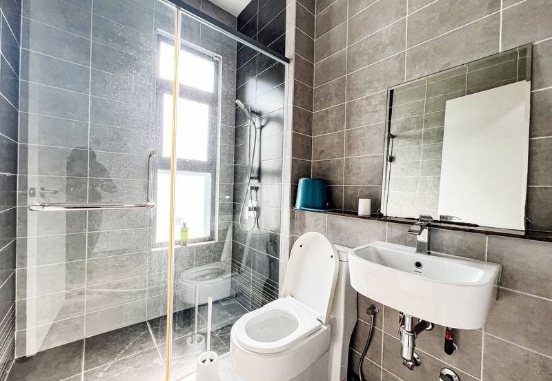 Summerglades, Perdana Lakeview West