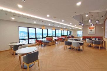  8 First Avenue @ Bandar Utama Serviced Office For 10 pax use MD Status Link to MRT Station