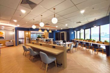  8 First Avenue @ Bandar Utama Serviced Office For 10 pax use MD Status Link to MRT Station