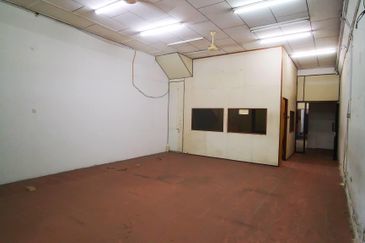 Jalan Kapar 2+1 Storey Shop Office 加浦路吉店整栋出租  6r 3b 20x100sqft Endlot  Shuttle door with Motor  Lift can access from Ground floor to 3rd floor