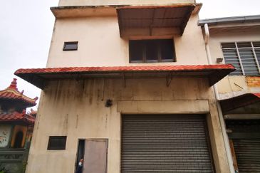 Jalan Kapar 2+1 Storey Shop Office 加浦路吉店整栋出租  6r 3b 20x100sqft Endlot  Shuttle door with Motor  Lift can access from Ground floor to 3rd floor