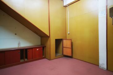 Jalan Kapar 2+1 Storey Shop Office 加浦路吉店整栋出租  6r 3b 20x100sqft Endlot  Shuttle door with Motor  Lift can access from Ground floor to 3rd floor