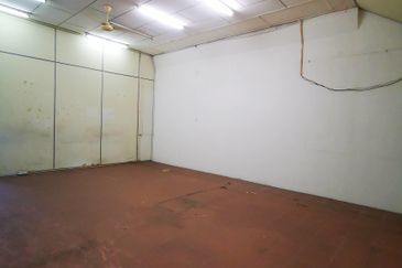 Jalan Kapar 2+1 Storey Shop Office 加浦路吉店整栋出租  6r 3b 20x100sqft Endlot  Shuttle door with Motor  Lift can access from Ground floor to 3rd floor