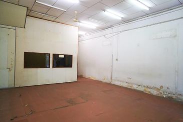 Jalan Kapar 2+1 Storey Shop Office 加浦路吉店整栋出租  6r 3b 20x100sqft Endlot  Shuttle door with Motor  Lift can access from Ground floor to 3rd floor