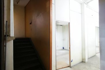 Jalan Kapar 2+1 Storey Shop Office 加浦路吉店整栋出租  6r 3b 20x100sqft Endlot  Shuttle door with Motor  Lift can access from Ground floor to 3rd floor