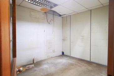Jalan Kapar 2+1 Storey Shop Office 加浦路吉店整栋出租  6r 3b 20x100sqft Endlot  Shuttle door with Motor  Lift can access from Ground floor to 3rd floor