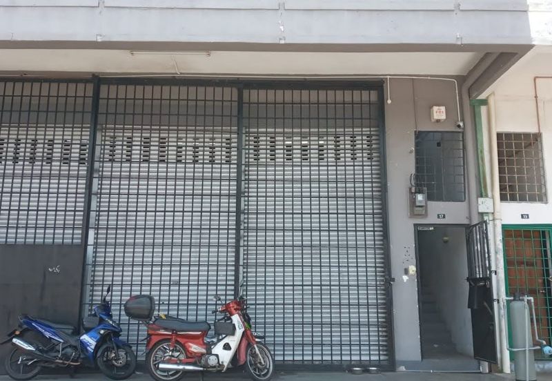 WTS Puchong 1.5 storeyTerrace link factory 一层半工厂排  Puchong 一层半工厂排厂出售卖  Bandar Bukit Puchong, 47120 Puchong.  -Sale RM2.35m.  -Current rental Rm5,600. 