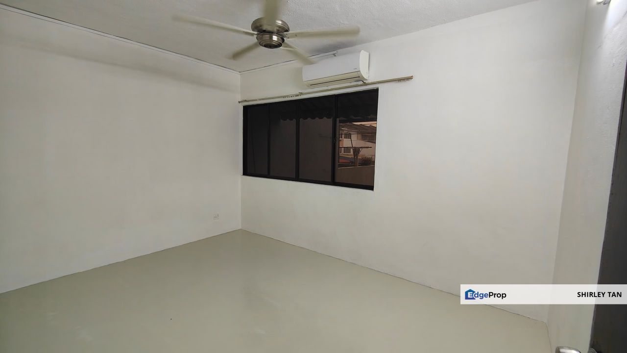 Sri Muda, Shah Alam 3 Storey house for rent 14x60 3 Bedrooms 2 Bathrooms 3 Aircond, 2 Water Heater, Sofa Kitchen Top   RM1500 Nego   Contact Terance ☘, Selangor, Shah Alam