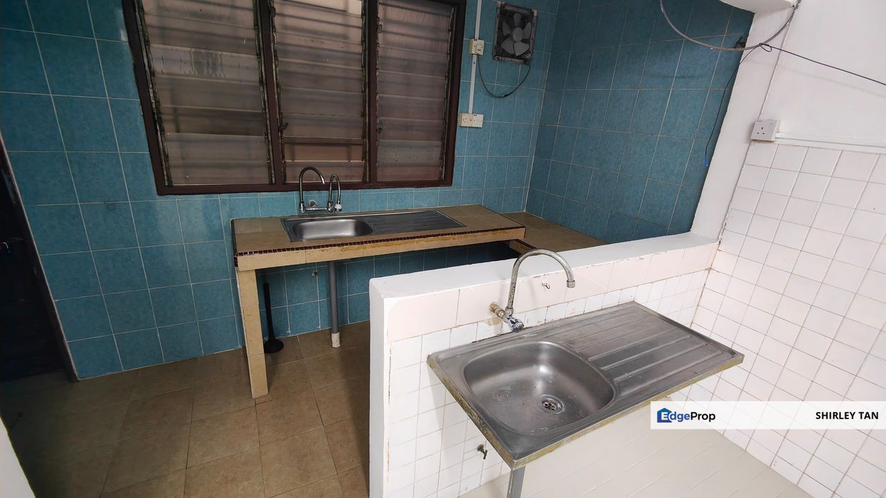 Sri Muda, Shah Alam 3 Storey house for rent 14x60 3 Bedrooms 2 Bathrooms 3 Aircond, 2 Water Heater, Sofa Kitchen Top   RM1500 Nego   Contact Terance ☘, Selangor, Shah Alam