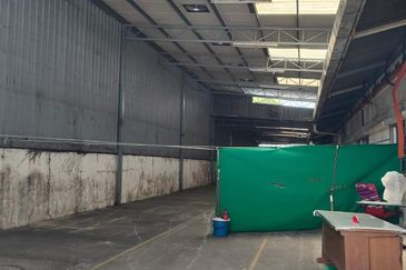 Single storey Semi D Factory at Seksyen 16, Shah Alam. 莎阿楠工厂出租❗❗ LA : 14,800sf (74’ x 200’) BU : 74’x150’ + Small Office, Approximately 12,000 sqft (I