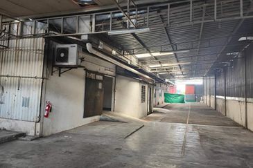 Single storey Semi D Factory at Seksyen 16, Shah Alam. 莎阿楠工厂出租❗❗ LA : 14,800sf (74’ x 200’) BU : 74’x150’ + Small Office, Approximately 12,000 sqft (I