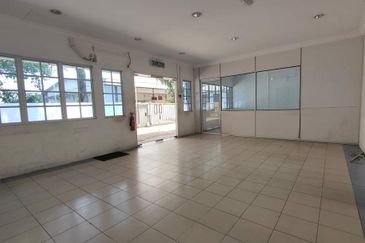 Single storey Semi D Factory at Seksyen 16, Shah Alam. 莎阿楠工厂出租❗❗ LA : 14,800sf (74’ x 200’) BU : 74’x150’ + Small Office, Approximately 12,000 sqft (I