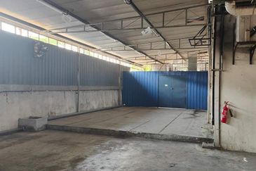 Single storey Semi D Factory at Seksyen 16, Shah Alam. 莎阿楠工厂出租❗❗ LA : 14,800sf (74’ x 200’) BU : 74’x150’ + Small Office, Approximately 12,000 sqft (I