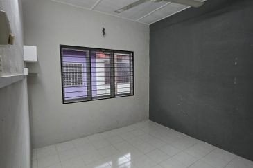 (Full loan & No Flood！！😍) Sentosa,Klang.  Single storey house for sales. 20x55 3 Bedrooms 1 Bathroom  Fully Renovated with Plaster ceiling, 