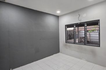 (Full loan & No Flood！！😍) Sentosa,Klang.  Single storey house for sales. 20x55 3 Bedrooms 1 Bathroom  Fully Renovated with Plaster ceiling, 