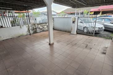 (Full loan & No Flood！！😍) Sentosa,Klang.  Single storey house for sales. 20x55 3 Bedrooms 1 Bathroom  Fully Renovated with Plaster ceiling, 