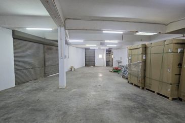 Shah Alam Corner factory.Can own use/invest. 5-6%ROI, Freehold 