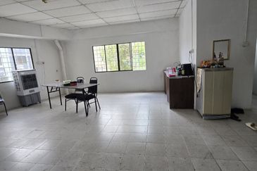 Shah Alam Corner factory.Can own use/invest. 5-6%ROI, Freehold 