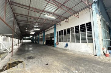 Pandamaran, Port Klang Double Storey Warehouse/Factory For Rent   Unit's Details: - Land Area: 18,500sqft - Total Build Up: 18,685 sqf
