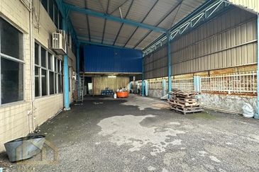 Pandamaran, Port Klang Double Storey Warehouse/Factory For Rent   Unit's Details: - Land Area: 18,500sqft - Total Build Up: 18,685 sqf