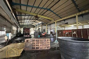 Pandamaran, Port Klang Double Storey Warehouse/Factory For Rent   Unit's Details: - Land Area: 18,500sqft - Total Build Up: 18,685 sqf