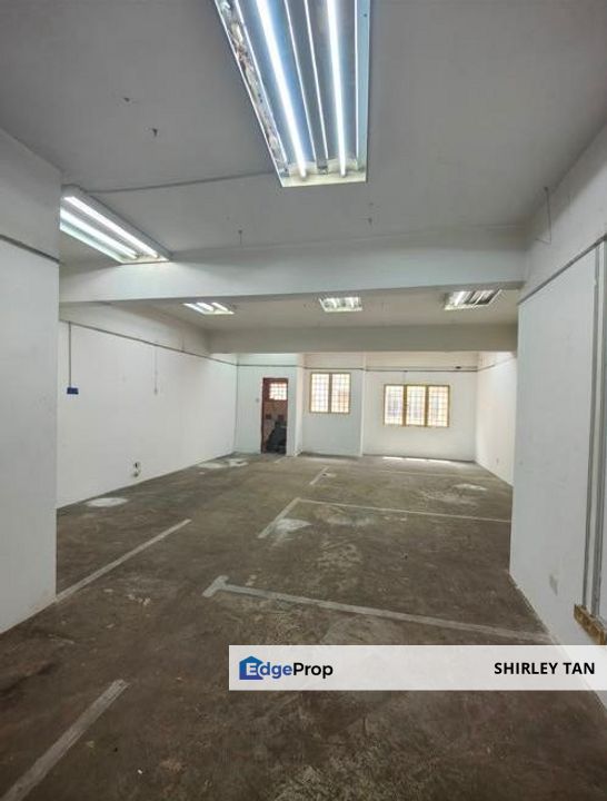 Bukit Tinggi 1, Klang 1st floor Office for Rent 20x70 Approximately  BU : 1,397sf (Front and Back unit)  Facing main road.  Same row with Hong Leong B, Selangor, Klang