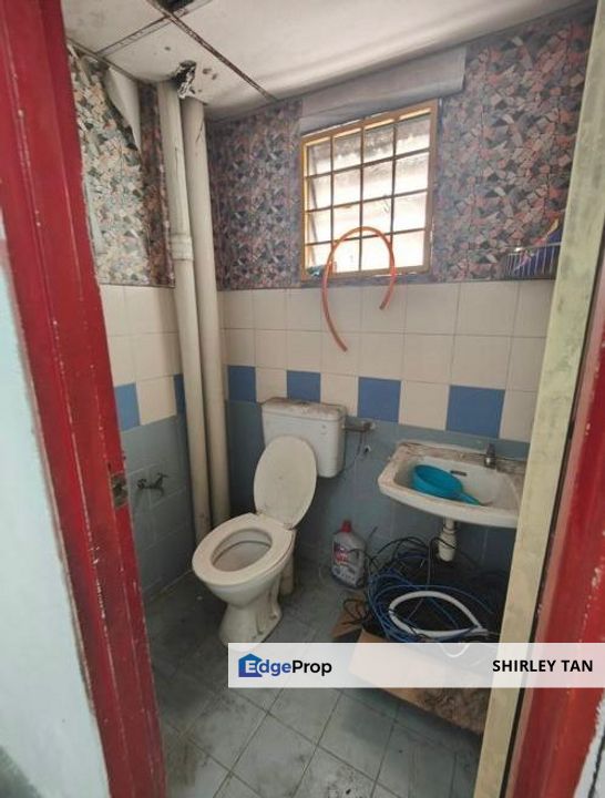 Bukit Tinggi 1, Klang 1st floor Office for Rent 20x70 Approximately  BU : 1,397sf (Front and Back unit)  Facing main road.  Same row with Hong Leong B, Selangor, Klang