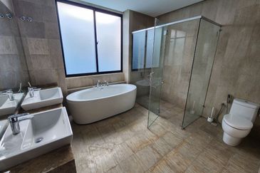 DANAU SURIA, PRESINT 16