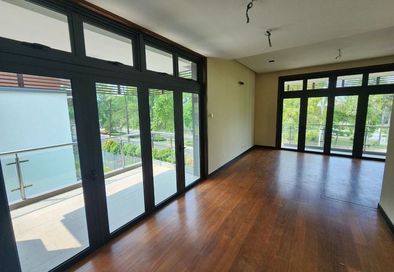 DANAU SURIA, PRESINT 16