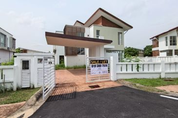 Bandar Enstek (Timur)