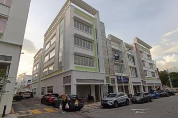 [ END LOT WITH LIFT ] 4 Sty Shop Lot Jalan Diplomatik 1 Presint 15, Putrajaya
