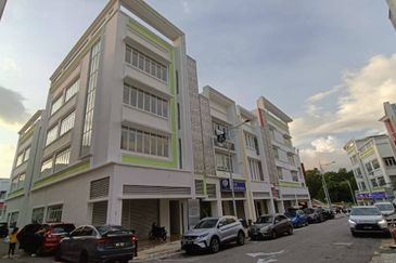[ END LOT WITH LIFT ] 4 Sty Shop Lot Jalan Diplomatik 1 Presint 15, Putrajaya