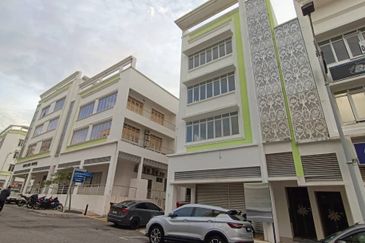 [ END LOT WITH LIFT ] 4 Sty Shop Lot Jalan Diplomatik 1 Presint 15, Putrajaya