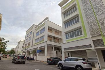 [ END LOT WITH LIFT ] 4 Sty Shop Lot Jalan Diplomatik 1 Presint 15, Putrajaya