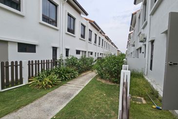 Setia Warisan Tropika (Belladonna)