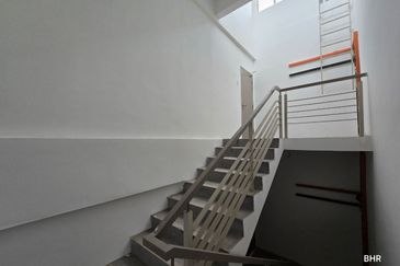 [ END LOT WITH LIFT ] 4 Sty Shop Lot Jalan Diplomatik 1 Presint 15, Putrajaya