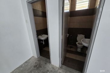 [ END LOT WITH LIFT ] 4 Sty Shop Lot Jalan Diplomatik 1 Presint 15, Putrajaya