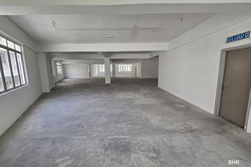 [ END LOT WITH LIFT ] 4 Sty Shop Lot Jalan Diplomatik 1 Presint 15, Putrajaya